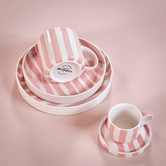 Den perfekta presentasken för alla espressokännare!
magazin minori
Artikeln omfattar 2 set bestående av vardera en kopp med ett fat.
Perfekt för en italiensk espresso för två. Varje del är omsorgsfullt tillverkad och handmålad. Mönster och glasyr appliceras för hand i flera arbetssteg, vilket gör varje set till ett unikt exemplar. Espressokoppen är en miniversion av den stora kaffekoppen. Fatet har en plan yta utan fördjupning, vilket också gör den idealisk för att rymma ett litet snacks eller en god kaka.