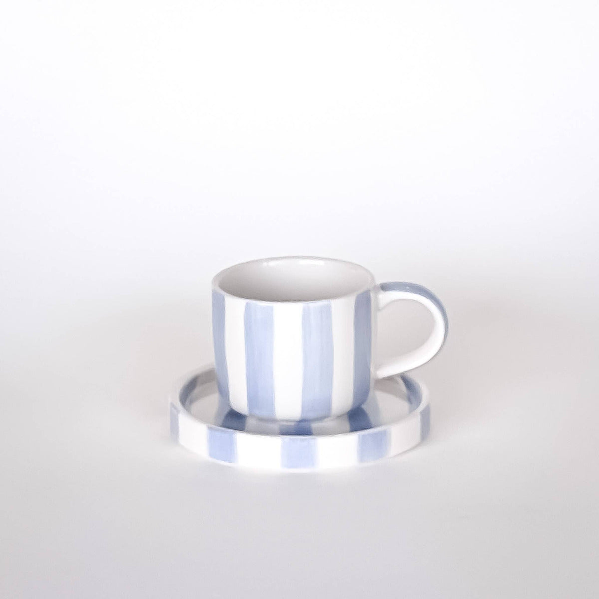 Den perfekta presentasken för alla espressokännare!
magazin minori
Artikeln omfattar 2 set bestående av vardera en kopp med ett fat.
Perfekt för en italiensk espresso för två. Varje del är omsorgsfullt tillverkad och handmålad. Mönster och glasyr appliceras för hand i flera arbetssteg, vilket gör varje set till ett unikt exemplar. Espressokoppen är en miniversion av den stora kaffekoppen. Fatet har en plan yta utan fördjupning, vilket också gör den idealisk för att rymma ett litet snacks eller en god kaka.