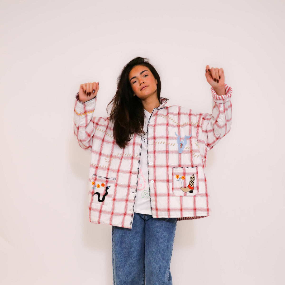 Cool rutig jacka/over shirt med westernbroderier. Här snackar vi en unik, personlig look.
Lika fin som over shirt eller som en tunnare jacka när vårsolen börjar titta fram.