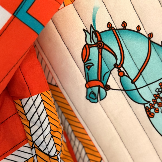 Vi höll på att svimma av beundran när denna dök upp framför vår ögon!
En quiltad jacka med lös passform, sjalkrage och lång ärm samt ett fint geometriskt mönster, en riktigt klick i garderoben. jacka med geometriskt mönster med hästar. Veste kimono matelassée imprimé cheval, cécile wang