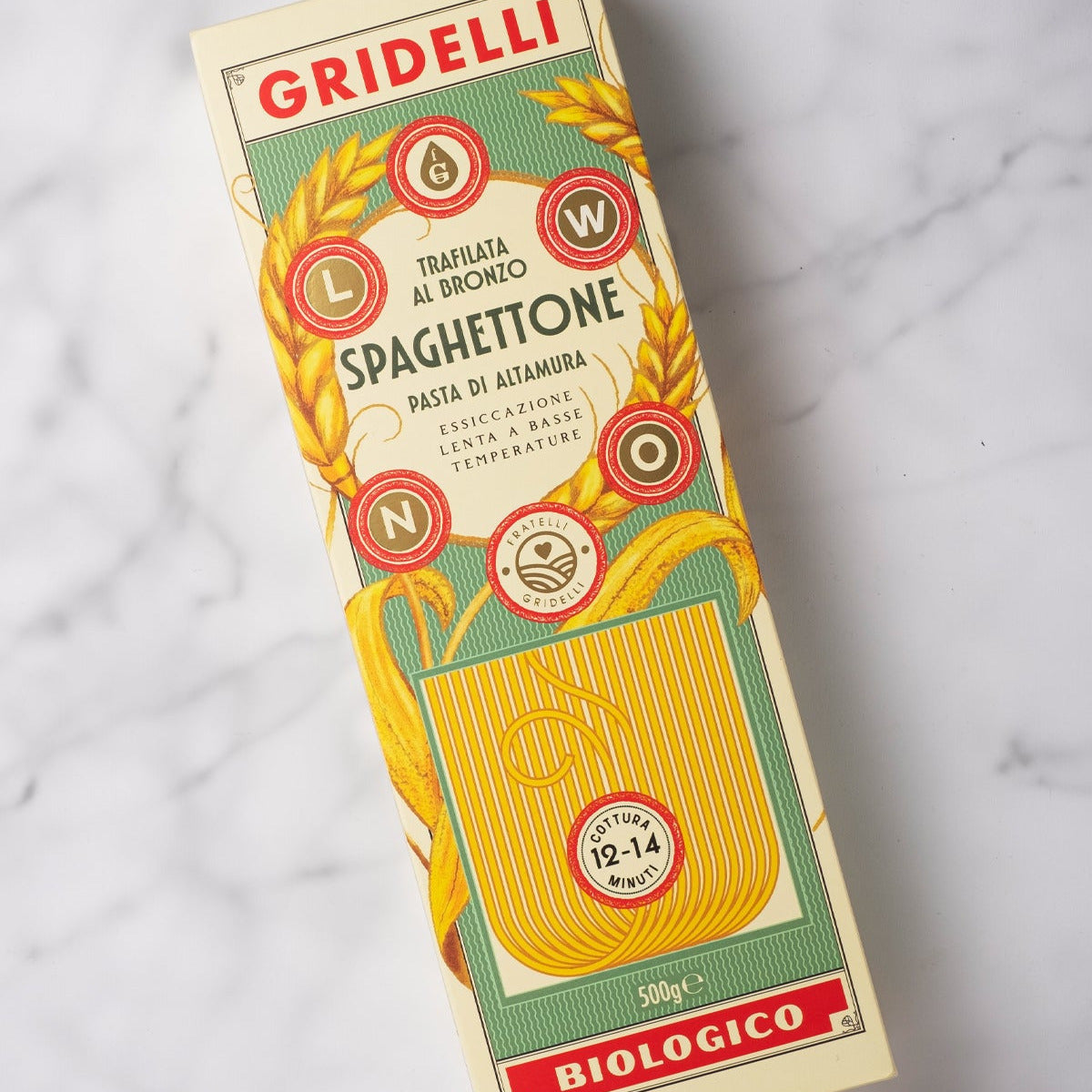Spaghettone 500g, EKO
En hantverksmässigt tillverkad ekologisk pasta av högsta kvalitet.
Tillverkas av 100 % italiensk durumvete semolina från första utvinningen – den renaste och mest smakrika delen av vetet.
Vetet odlas på hög höjd i Italien, där klimatet ger optimala förutsättningar och minskar risken för mögel. Resultatet är en renare råvara och en pasta med unik karaktär, fyllig smak och exceptionell kvalitet.
Torkningen sker långsamt och varsamt i temperaturer som efterliknar de varma sommardagarna