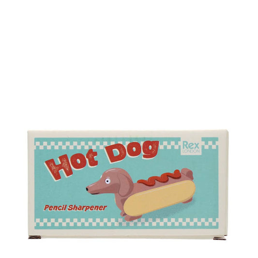 Quirky och nyskapande manuell pennvässare, med en rolig design av en korvhund i ett bröd, med en skvätt ketchup på toppen. En rolig och funktionell skrivbordsartikel för en hundälskares arbetsplats.