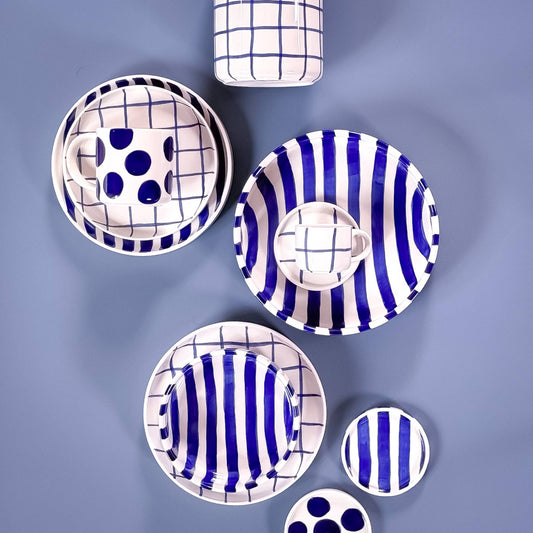 Det var länge sen vi såg något så gulligt som dessa espressokoppar!
Med sina oregelbundna prickar kompletterar mönstret DOTS – ett nytt grafiskt motiv – perfekt kollektionen. Extra roligt är att mixa och matcha alla mönster. Dessa handgjorda keramikprodukter är unika, där varje prick och glasyr applicerats för hand. Espressokoppen är en miniutgåva av en större kaffekopp. Fatet har en plan yta utan koppgrop, vilket gör det lämpligt för en liten snackbit. 