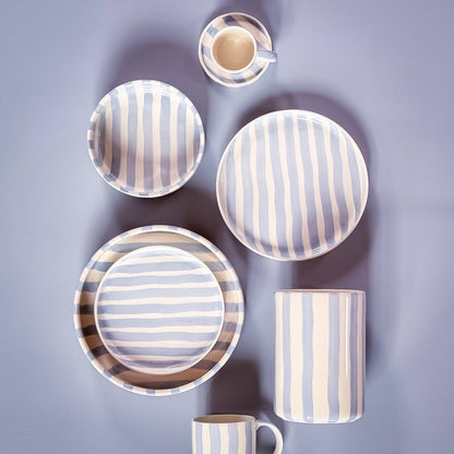 Med en känsla av Italien, så känner vi för vårt nya varumärke
Varje tallrik är handmålad och glasyr appliceras för hand.&nbsp;
Tallriken har en inre kant på cirka 1,5 cm som förhindrar spill och att maten faller av. Perfekt för en lunchportion, en bit kaka eller en smörgås på kvällen.

Högkvalitativ keramik (inte stengods)&nbsp;
Varje del handmålad och unik
Miljövänligt och individuellt förpackad
Diskmaskinssäker, livsmedelssäker och mikrovågssäker
Storlek = diameter 20,5 cm - Höjd 2,5 cm 
Magazin Minori