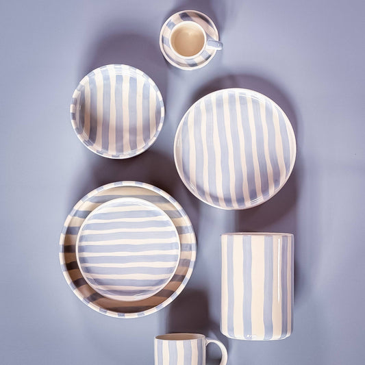 Med en känsla av Italien, så känner vi för vårt nya varumärke
Varje tallrik är handmålad och glasyr appliceras för hand.&nbsp;
Tallriken har en inre kant på cirka 1,5 cm som förhindrar spill och att maten faller av. Perfekt för en lunchportion, en bit kaka eller en smörgås på kvällen.

Högkvalitativ keramik (inte stengods)&nbsp;
Varje del handmålad och unik
Miljövänligt och individuellt förpackad
Diskmaskinssäker, livsmedelssäker och mikrovågssäker
Storlek = diameter 20,5 cm - Höjd 2,5 cm 
Magazin Minori