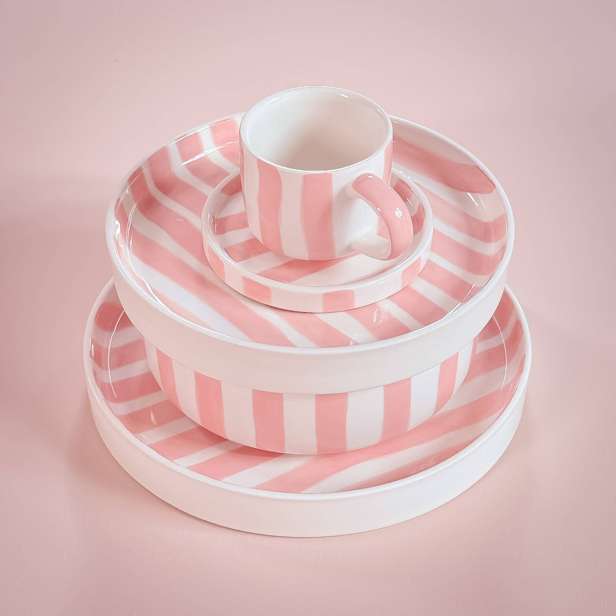 Denna mugg tar dig med på en kort resa till Italien. Med vår handgjorda keramik är varje del unik. Varje rand och glasyr är applicerad för hand. Muggen har en modern form med ett stort handtag, vilket gör den perfekt att hålla i. Idealisk för kaffe- eller teälskare och för vardagligt bruk. Randig mugg eller kaffekopp från magazin minori