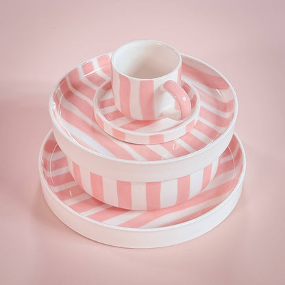 Denna mugg tar dig med på en kort resa till Italien. Med vår handgjorda keramik är varje del unik. Varje rand och glasyr är applicerad för hand. Muggen har en modern form med ett stort handtag, vilket gör den perfekt att hålla i. Idealisk för kaffe- eller teälskare och för vardagligt bruk. Randig mugg eller kaffekopp från magazin minori