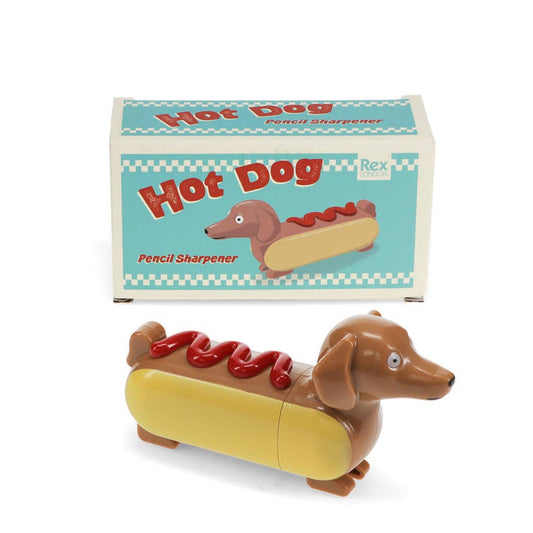 Quirky och nyskapande manuell pennvässare, med en rolig design av en korvhund i ett bröd, med en skvätt ketchup på toppen. En rolig och funktionell skrivbordsartikel för en hundälskares arbetsplats. 
