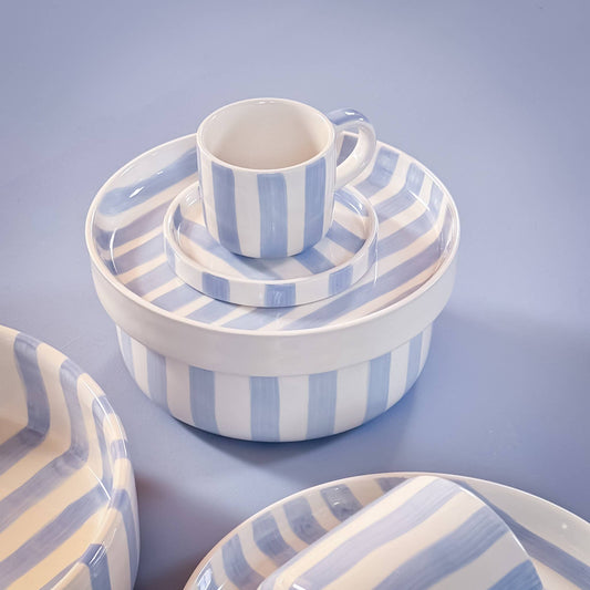 Den perfekta presentasken för alla espressokännare!
magazin minori
Artikeln omfattar 2 set bestående av vardera en kopp med ett fat.
Perfekt för en italiensk espresso för två. Varje del är omsorgsfullt tillverkad och handmålad. Mönster och glasyr appliceras för hand i flera arbetssteg, vilket gör varje set till ett unikt exemplar. Espressokoppen är en miniversion av den stora kaffekoppen. Fatet har en plan yta utan fördjupning, vilket också gör den idealisk för att rymma ett litet snacks eller en god kaka.
