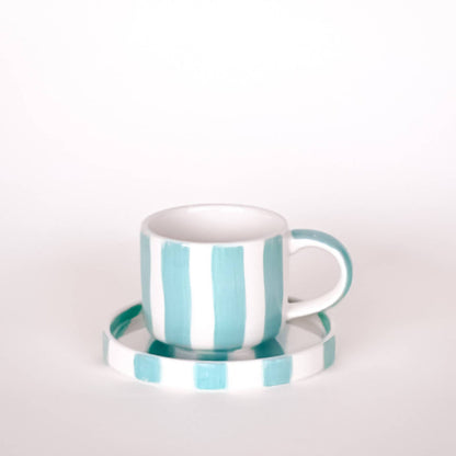 Artikeln omfattar 2 set bestående av vardera en kopp med ett fat. magazin minori
Perfekt för en italiensk espresso för två. Varje del är omsorgsfullt tillverkad och handmålad. Mönster och glasyr appliceras för hand i flera arbetssteg, vilket gör varje set till ett unikt exemplar. Espressokoppen är en miniversion av den stora kaffekoppen. Fatet har en plan yta utan fördjupning, vilket också gör den idealisk för att rymma ett litet snacks eller en god kaka.