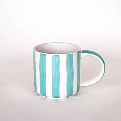 Denna mugg tar dig med på en kort resa till Italien. Med vår handgjorda keramik är varje del unik. Varje rand och glasyr är applicerad för hand. Muggen har en modern form med ett stort handtag, vilket gör den perfekt att hålla i. Idealisk för kaffe- eller teälskare och för vardagligt bruk. mugg från magazin minori