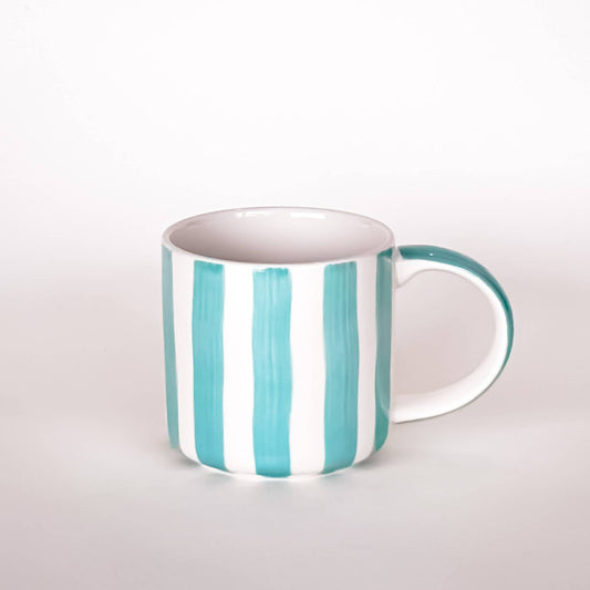 Denna mugg tar dig med på en kort resa till Italien. Med vår handgjorda keramik är varje del unik. Varje rand och glasyr är applicerad för hand. Muggen har en modern form med ett stort handtag, vilket gör den perfekt att hålla i. Idealisk för kaffe- eller teälskare och för vardagligt bruk. mugg från magazin minori