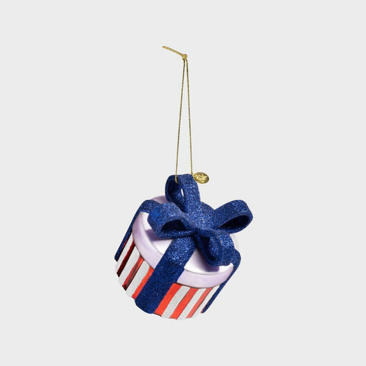 Glittrande julornament formad som inslagen present