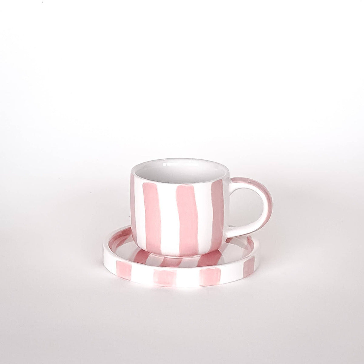 Den perfekta presentasken för alla espressokännare! 
magazin minori
Artikeln omfattar 2 set bestående av vardera en kopp med ett fat.
Perfekt för en italiensk espresso för två. Varje del är omsorgsfullt tillverkad och handmålad. Mönster och glasyr appliceras för hand i flera arbetssteg, vilket gör varje set till ett unikt exemplar. Espressokoppen är en miniversion av den stora kaffekoppen. Fatet har en plan yta utan fördjupning, vilket också gör den idealisk för att rymma ett litet snacks eller en god kaka.