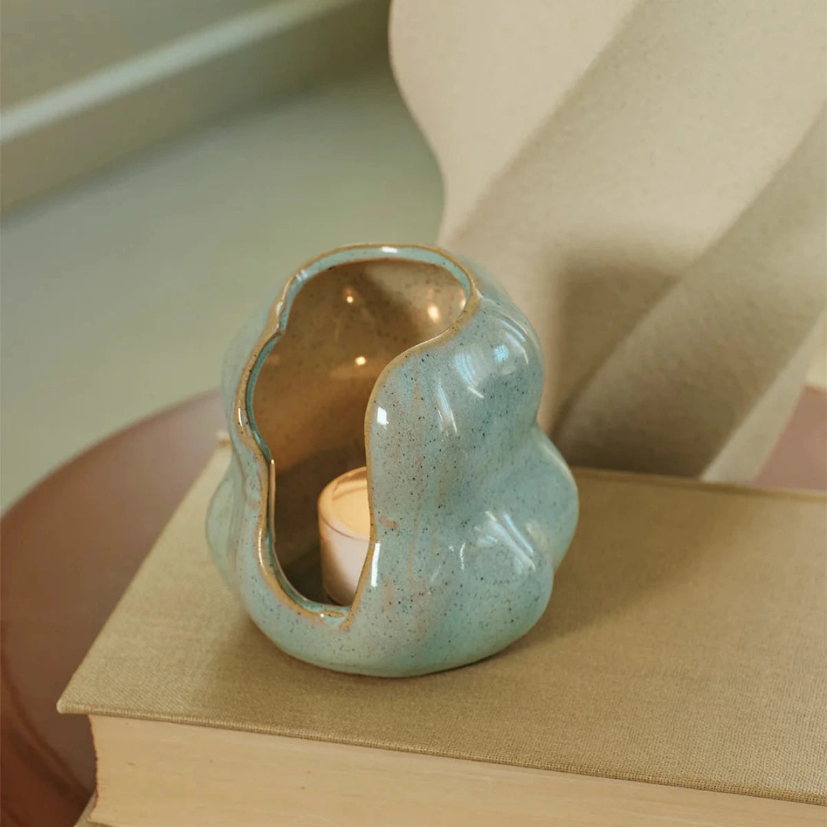 Hekla Hurricane sage green ljuslykta från broste copenhagen med mjuk form opch glansigt stengods