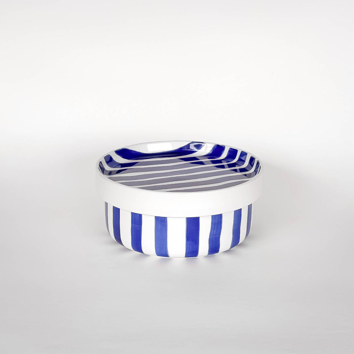 Högkvalitativ keramik (inte stengods)&nbsp;
Varje del handmålad och unik
Miljövänligt och individuellt förpackad
Diskmaskinssäker, livsmedelssäker och mikrovågssäker
Liten storlek = Diameter 17 cm, höjd 2,5 cm utvändigt.
Observera: Tallrikar finns i två storlekar. Detta är den mindre formen. magazin minori