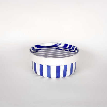 Högkvalitativ keramik (inte stengods)&nbsp;
Varje del handmålad och unik
Miljövänligt och individuellt förpackad
Diskmaskinssäker, livsmedelssäker och mikrovågssäker
Liten storlek = Diameter 17 cm, höjd 2,5 cm utvändigt.
Observera: Tallrikar finns i två storlekar. Detta är den mindre formen. magazin minori