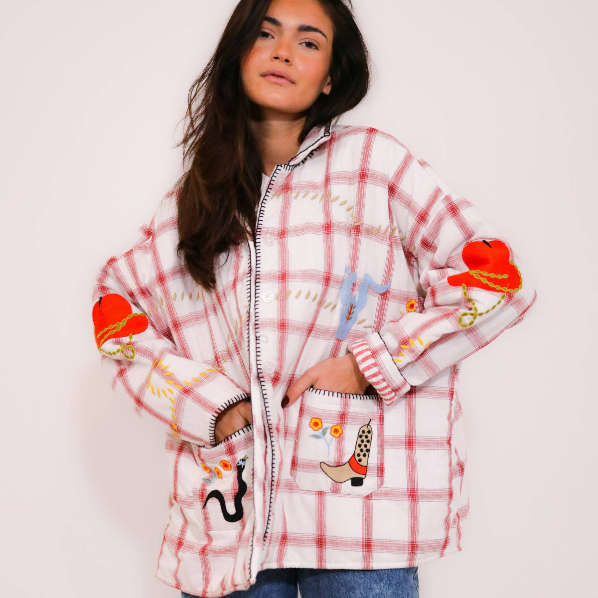 Cool rutig jacka/over shirt med westernbroderier. Här snackar vi en unik, personlig look.
Lika fin som over shirt&nbsp; eller som en tunnare jacka när vårsolen börjar titta fram. the corner. 