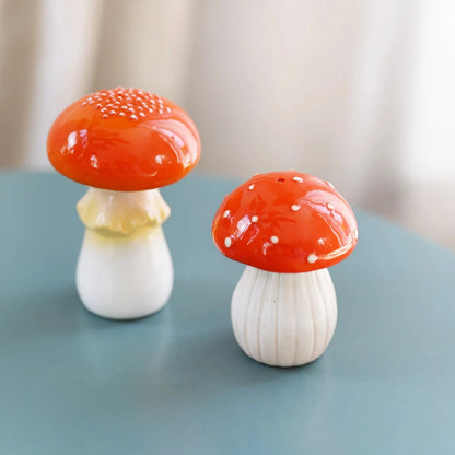 Salt- och pepparkar formade som röda svampar i dekorativ design