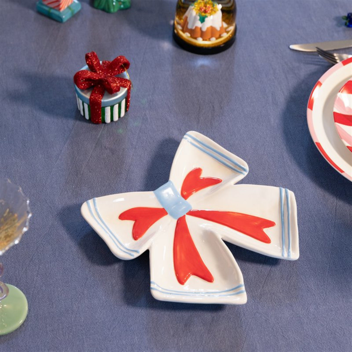 Rosettformad tallrik som lekfull detalj på dukat bord