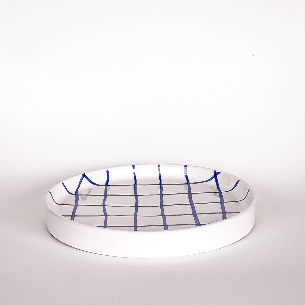 Med en känsla av Italien, så känner vi för vårt nya varumärke.
Varje tallrik är handmålad och glasyr appliceras för hand.&nbsp;
Tallriken har en inre kant på cirka 1,5 cm som förhindrar spill och att maten faller av. Perfekt för en lunchportion, en bit kaka eller en smörgås på kvällen.

Högkvalitativ keramik (inte stengods)&nbsp;
Varje del handmålad och unik
Miljövänligt och individuellt förpackad
Diskmaskinssäker, livsmedelssäker och mikrovågssäker
Storlek = diameter 20,5 cm - Höjd 2,5 cm Magazin Minori