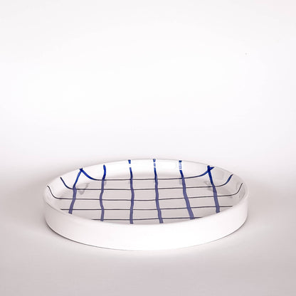 Med en känsla av Italien, så känner vi för vårt nya varumärke.
Varje tallrik är handmålad och glasyr appliceras för hand.&nbsp;
Tallriken har en inre kant på cirka 1,5 cm som förhindrar spill och att maten faller av. Perfekt för en lunchportion, en bit kaka eller en smörgås på kvällen.

Högkvalitativ keramik (inte stengods)&nbsp;
Varje del handmålad och unik
Miljövänligt och individuellt förpackad
Diskmaskinssäker, livsmedelssäker och mikrovågssäker
Storlek = diameter 20,5 cm - Höjd 2,5 cm Magazin Minori