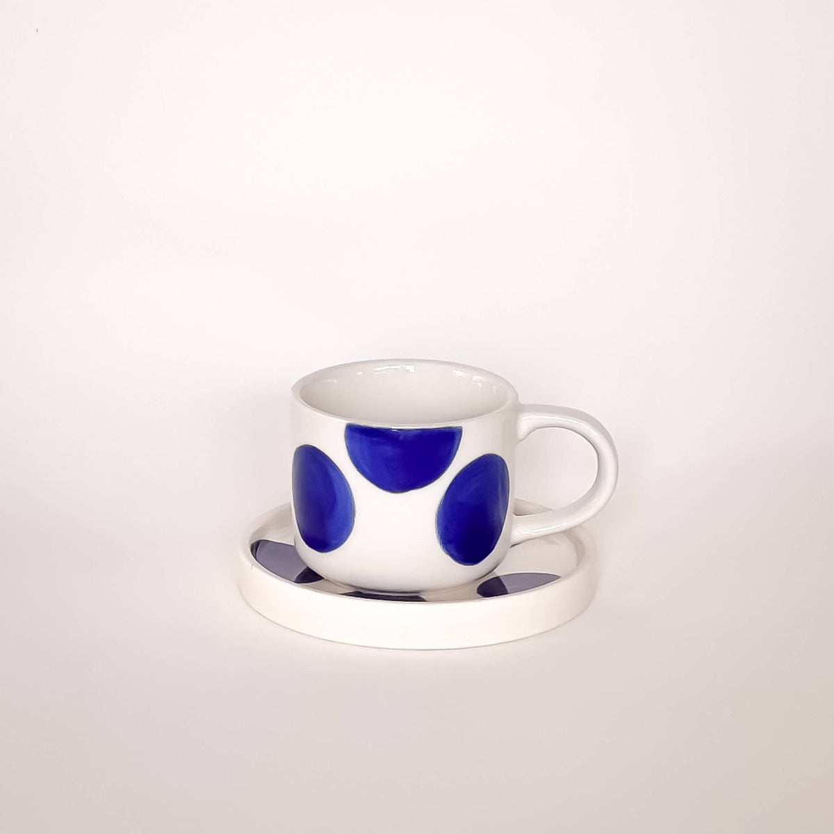 Det var länge sen vi såg något så gulligt som dessa espressokoppar!
Med sina oregelbundna prickar kompletterar mönstret DOTS – ett nytt grafiskt motiv – perfekt kollektionen. Extra roligt är att mixa och matcha alla mönster. Dessa handgjorda keramikprodukter är unika, där varje prick och glasyr applicerats för hand. Espressokoppen är en miniutgåva av en större kaffekopp. Fatet har en plan yta utan koppgrop, vilket gör det lämpligt för en liten snackbit.&nbsp;