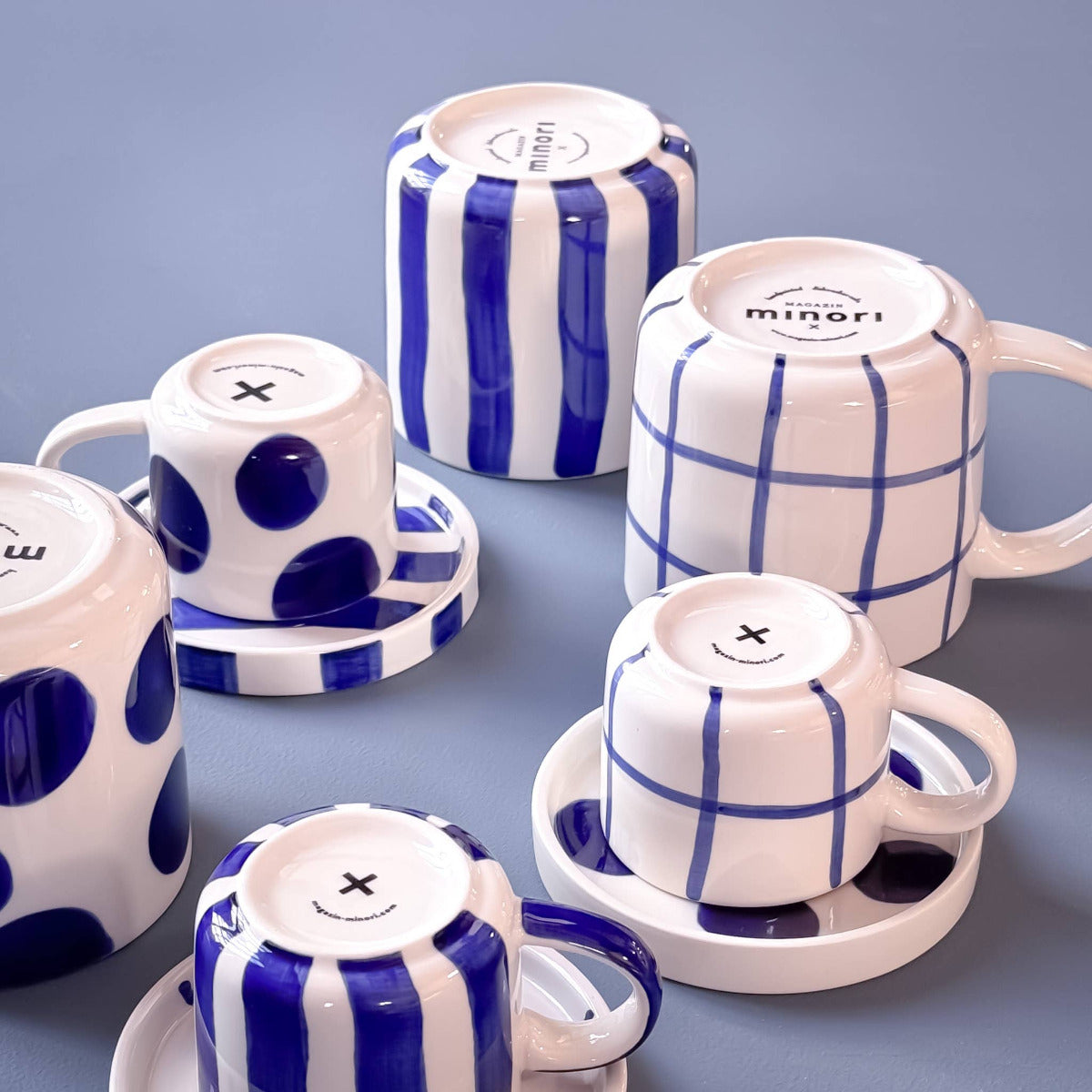 Denna mugg tar dig med på en kort resa till Italien. Med vår handgjorda keramik är varje del unik. Varje rand och glasyr är applicerad för hand. Muggen har en modern form med ett stort handtag, vilket gör den perfekt att hålla i. Idealisk för kaffe- eller teälskare och för vardagligt bruk.
Mugg från Magazin Minori