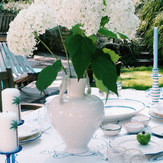 Vas med sjöhästhandtag använd som blickfång med blommor från Anna+Nina