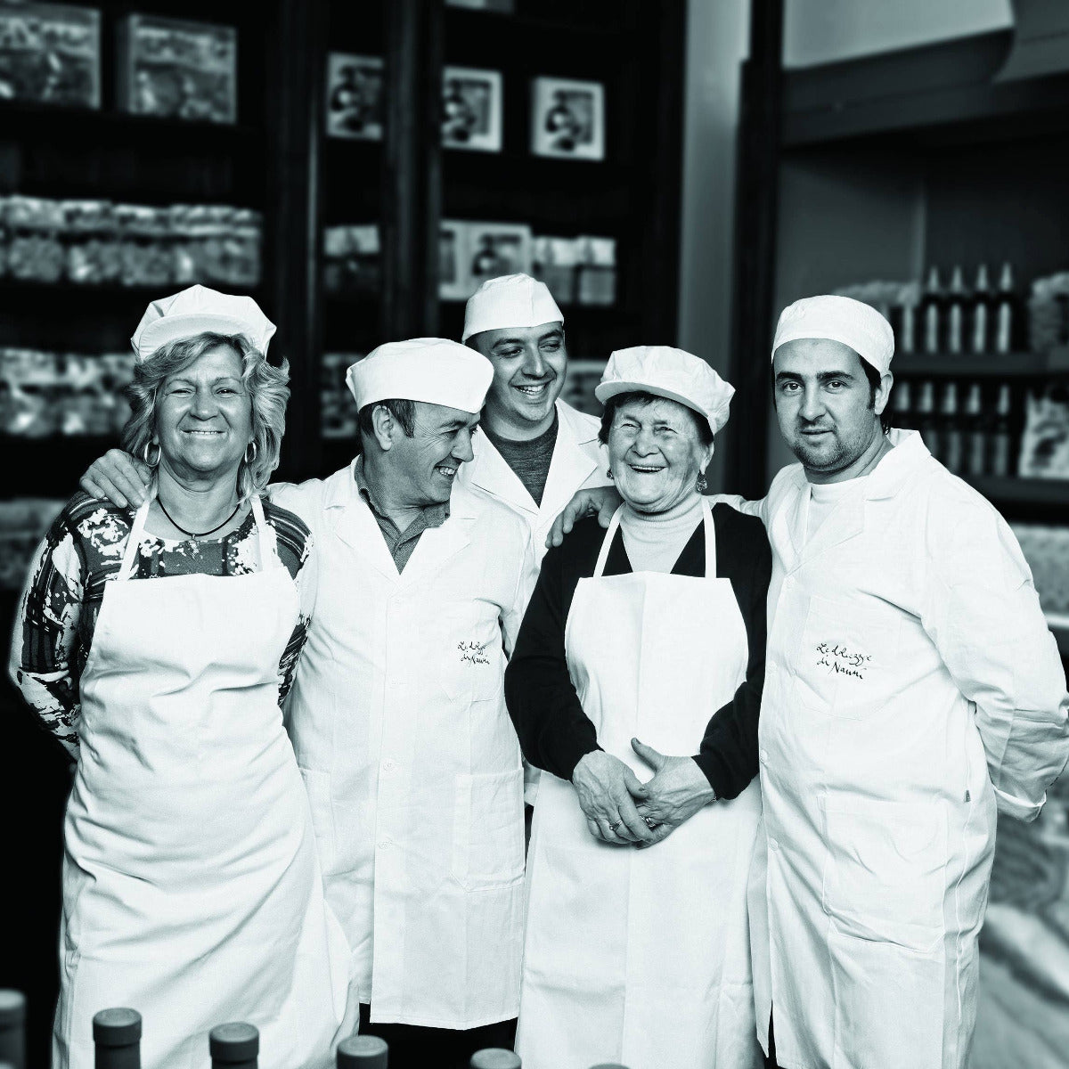 Toscanska kakor i särklass med citron. Cantucci är uppskattade världen över och förknippas med god toskansk mattradition. De äts traditionellt genom att doppa dem i Vin Santo eller andra likörviner. Tillverkningen sker helt för hand, enligt gamla produktionsmetoder som garanterar högsta kvalitet på slutprodukten. Knapriga och lätta med en mild smak, perfekta för att avsluta måltiden med något sött. De är också utsökta att njuta till te, latte, cappuccino eller kaffe.&nbsp;