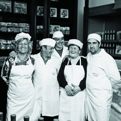 Toscanska kakor i särklass med citron. Cantucci är uppskattade världen över och förknippas med god toskansk mattradition. De äts traditionellt genom att doppa dem i Vin Santo eller andra likörviner. Tillverkningen sker helt för hand, enligt gamla produktionsmetoder som garanterar högsta kvalitet på slutprodukten. Knapriga och lätta med en mild smak, perfekta för att avsluta måltiden med något sött. De är också utsökta att njuta till te, latte, cappuccino eller kaffe.&nbsp;