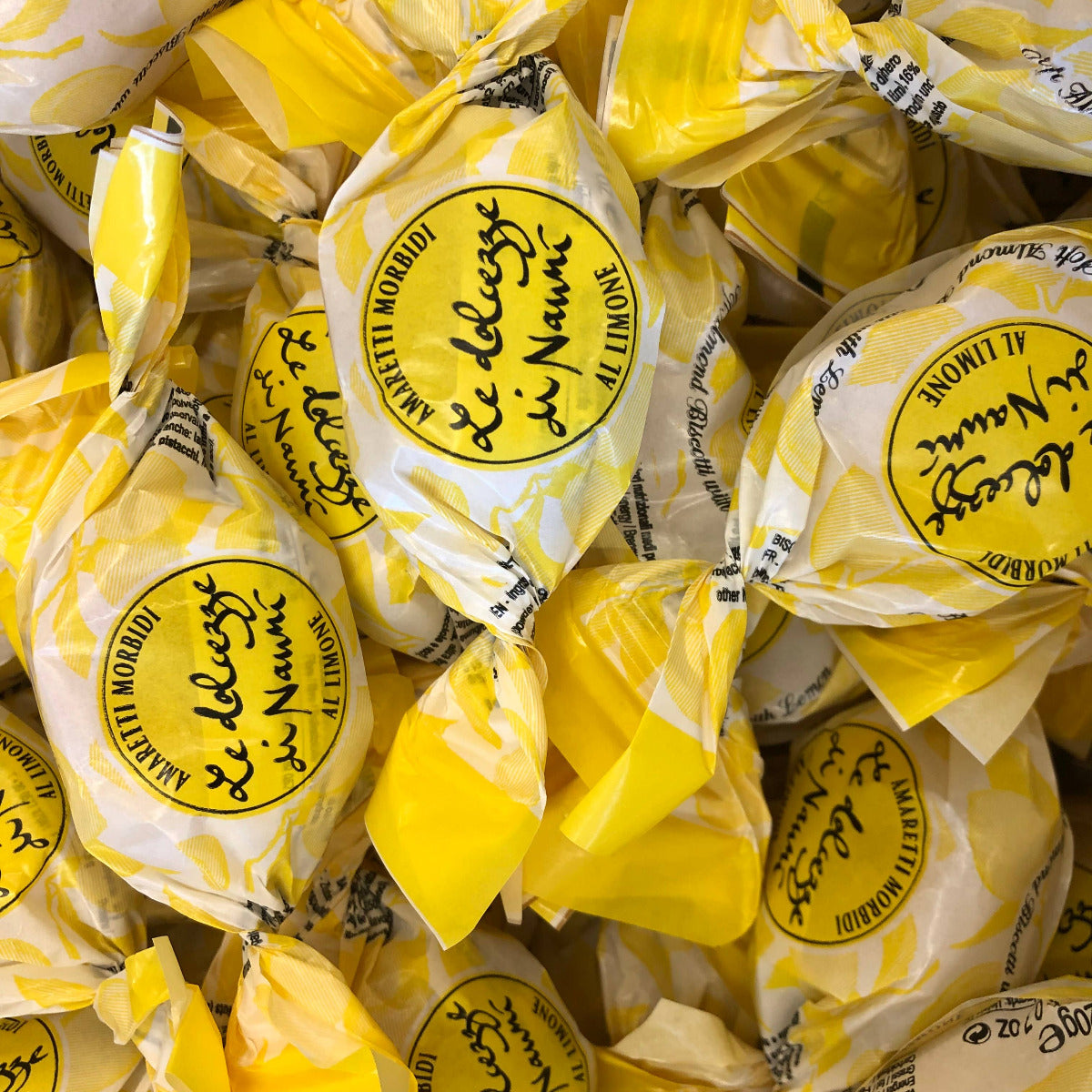 I en elegant enkelportionförpackning, i 120 g påse, erbjuder dessa mjuka och smakrika mandelmassabitar en hög mandelhalt på minst 42 %. De har en naturlig citronsmak och är perfekta att servera efter en måltid eller att njutas när som helst under dagen. Passar utmärkt till frukost eller som mellanmål tillsammans med te, kaffe eller cappuccino.
Tillverkade i Italien
