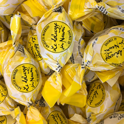 I en elegant enkelportionförpackning, i 120 g påse, erbjuder dessa mjuka och smakrika mandelmassabitar en hög mandelhalt på minst 42 %. De har en naturlig citronsmak och är perfekta att servera efter en måltid eller att njutas när som helst under dagen. Passar utmärkt till frukost eller som mellanmål tillsammans med te, kaffe eller cappuccino.
Tillverkade i Italien