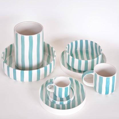 Artikeln omfattar 2 set bestående av vardera en kopp med ett fat. magazin minori
Perfekt för en italiensk espresso för två. Varje del är omsorgsfullt tillverkad och handmålad. Mönster och glasyr appliceras för hand i flera arbetssteg, vilket gör varje set till ett unikt exemplar. Espressokoppen är en miniversion av den stora kaffekoppen. Fatet har en plan yta utan fördjupning, vilket också gör den idealisk för att rymma ett litet snacks eller en god kaka.
