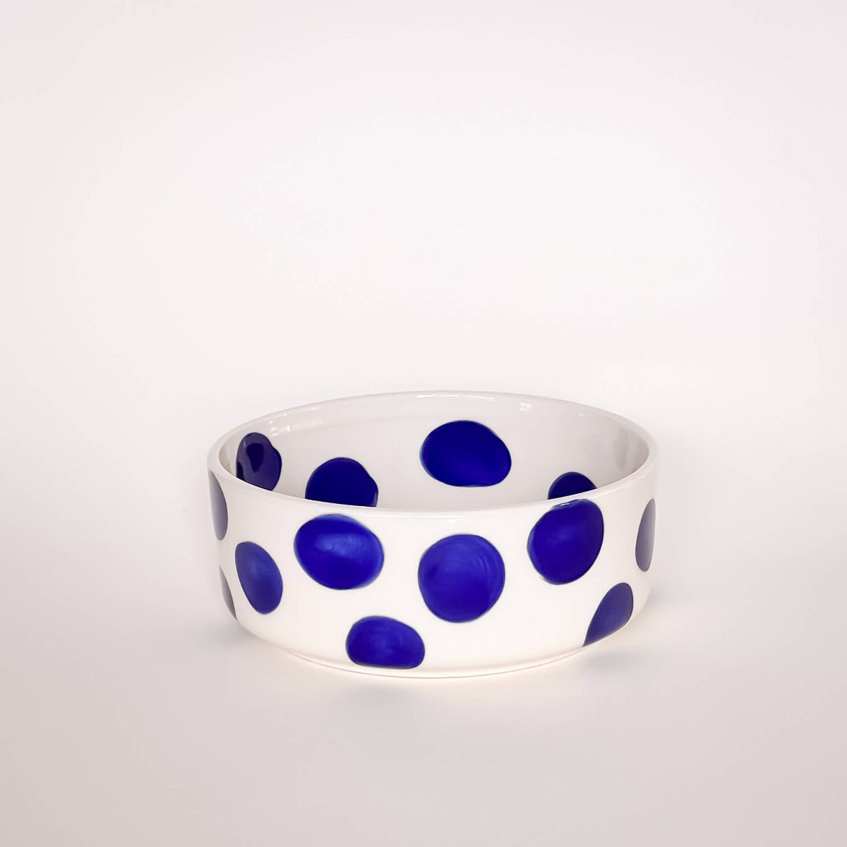 Med sina oregelbundna prickar kompletterar DOTS den randiga och rutiga samlingen på ett perfekt sätt. Varje föremål är unikt i denna handgjorda keramik.
Varje prick och glasyr är applicerad för hand. Skålen är idealisk för en sidosallad, en förrättssoppa eller din frukostgröt. Det gör den till en perfekt allroundare i ditt köksskåp. Den vertikala kanten är ungefär 6 cm hög.&nbsp; den


Keramik av hög kvalitet (INTE stengods)
Varje föremål är handmålat (unik)
Individuellt och hållbart förpackad
Tål maskindis
