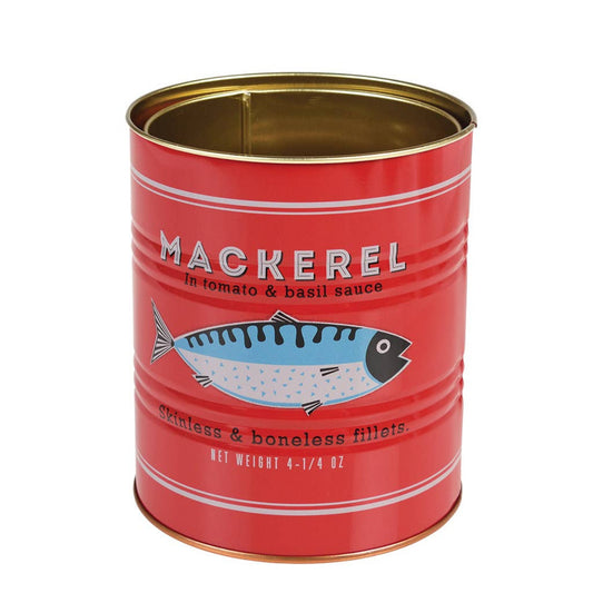 Ett par coola metallburkar i retrostil med ansjovis- och makrillfiskmärkning, inspirerade av vintage matburkar. Perfekt för att organisera dina pennor, köksredskap eller att fylla med bestick och servetter på matbordet.&nbsp;
bestickförvaring