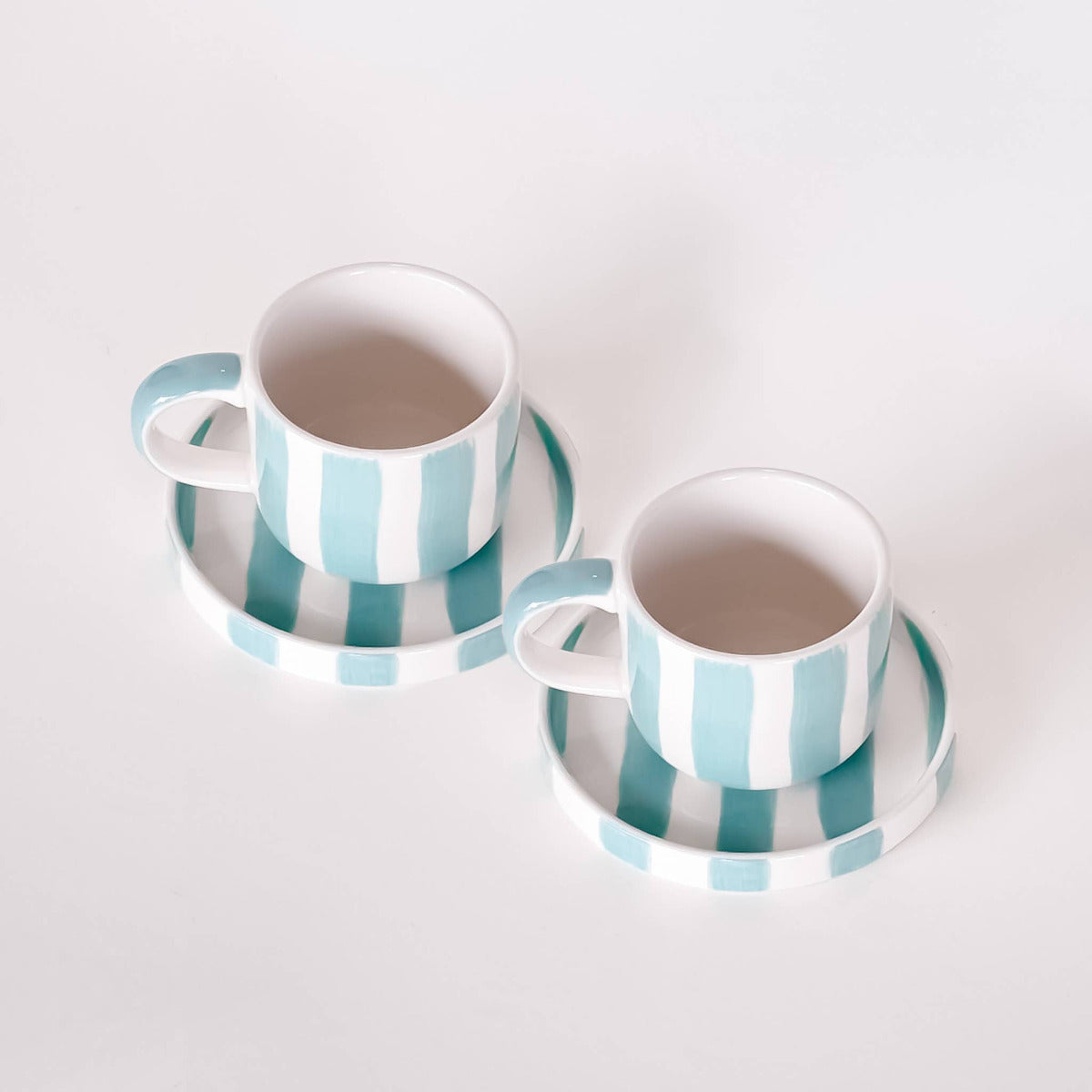 Artikeln omfattar 2 set bestående av vardera en kopp med ett fat. magazin minori
Perfekt för en italiensk espresso för två. Varje del är omsorgsfullt tillverkad och handmålad. Mönster och glasyr appliceras för hand i flera arbetssteg, vilket gör varje set till ett unikt exemplar. Espressokoppen är en miniversion av den stora kaffekoppen. Fatet har en plan yta utan fördjupning, vilket också gör den idealisk för att rymma ett litet snacks eller en god kaka.