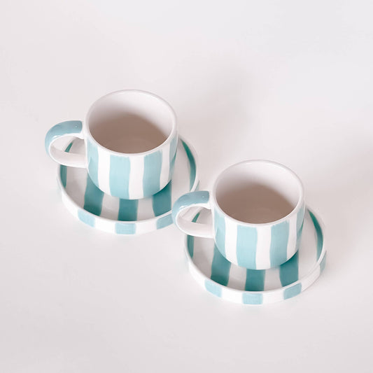 Artikeln omfattar 2 set bestående av vardera en kopp med ett fat. magazin minori
Perfekt för en italiensk espresso för två. Varje del är omsorgsfullt tillverkad och handmålad. Mönster och glasyr appliceras för hand i flera arbetssteg, vilket gör varje set till ett unikt exemplar. Espressokoppen är en miniversion av den stora kaffekoppen. Fatet har en plan yta utan fördjupning, vilket också gör den idealisk för att rymma ett litet snacks eller en god kaka.