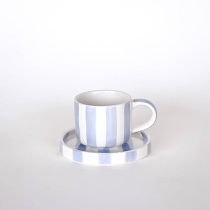 Den perfekta presentasken för alla espressokännare!
magazin minori
Artikeln omfattar 2 set bestående av vardera en kopp med ett fat.
Perfekt för en italiensk espresso för två. Varje del är omsorgsfullt tillverkad och handmålad. Mönster och glasyr appliceras för hand i flera arbetssteg, vilket gör varje set till ett unikt exemplar. Espressokoppen är en miniversion av den stora kaffekoppen. Fatet har en plan yta utan fördjupning, vilket också gör den idealisk för att rymma ett litet snacks eller en god kaka.
