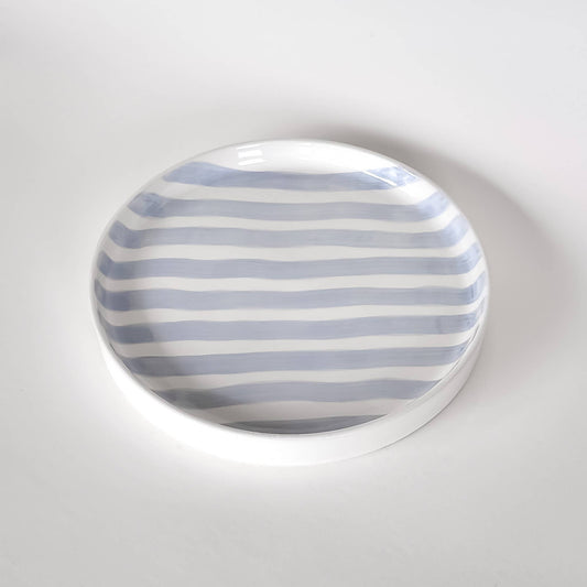 Med en känsla av Italien, så känner vi för vårt nya varumärke
Varje tallrik är handmålad och glasyr appliceras för hand.&nbsp;
Tallriken har en inre kant på cirka 1,5 cm som förhindrar spill och att maten faller av. Perfekt för en lunchportion, en bit kaka eller en smörgås på kvällen.

Högkvalitativ keramik (inte stengods)&nbsp;
Varje del handmålad och unik
Miljövänligt och individuellt förpackad
Diskmaskinssäker, livsmedelssäker och mikrovågssäker
Storlek = diameter 20,5 cm - Höjd 2,5 cm 
Magazin Minori