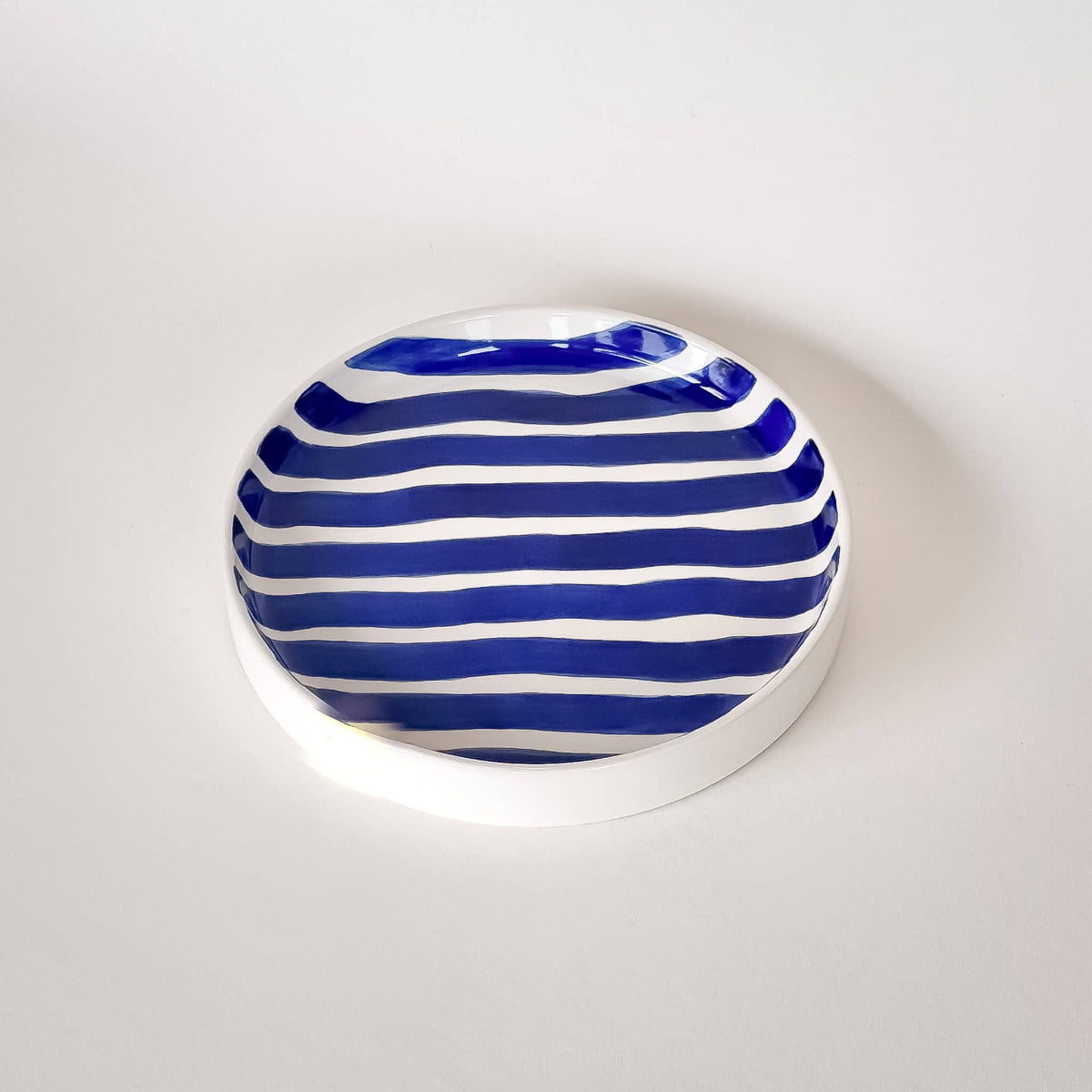 Högkvalitativ keramik (inte stengods)&nbsp;
Varje del handmålad och unik
Miljövänligt och individuellt förpackad
Diskmaskinssäker, livsmedelssäker och mikrovågssäker
Liten storlek = Diameter 17 cm, höjd 2,5 cm utvändigt.
Observera: Tallrikar finns i två storlekar. Detta är den mindre formen. magazin minori