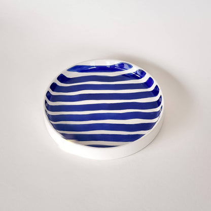 Högkvalitativ keramik (inte stengods)&nbsp;
Varje del handmålad och unik
Miljövänligt och individuellt förpackad
Diskmaskinssäker, livsmedelssäker och mikrovågssäker
Liten storlek = Diameter 17 cm, höjd 2,5 cm utvändigt.
Observera: Tallrikar finns i två storlekar. Detta är den mindre formen. magazin minori