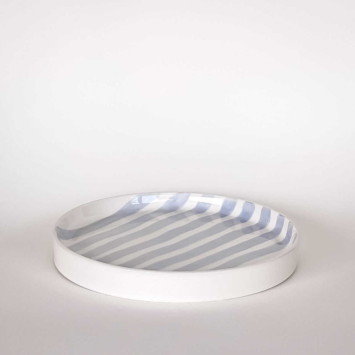 Med en känsla av Italien, så känner vi för vårt nya varumärke
Varje tallrik är handmålad och glasyr appliceras för hand.&nbsp;
Tallriken har en inre kant på cirka 1,5 cm som förhindrar spill och att maten faller av. Perfekt för en lunchportion, en bit kaka eller en smörgås på kvällen.

Högkvalitativ keramik (inte stengods)&nbsp;
Varje del handmålad och unik
Miljövänligt och individuellt förpackad
Diskmaskinssäker, livsmedelssäker och mikrovågssäker
Storlek = diameter 20,5 cm - Höjd 2,5 cm 
Magazin Minori