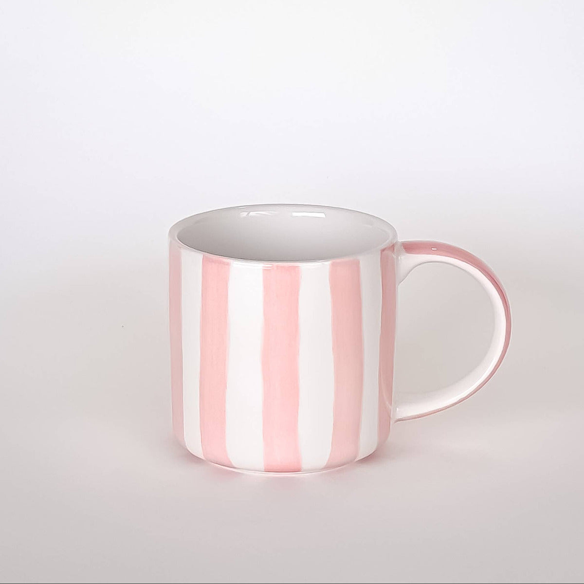 Denna mugg tar dig med på en kort resa till Italien. Med vår handgjorda keramik är varje del unik. Varje rand och glasyr är applicerad för hand. Muggen har en modern form med ett stort handtag, vilket gör den perfekt att hålla i. Idealisk för kaffe- eller teälskare och för vardagligt bruk. Randig mugg eller kaffekopp från magazin minori