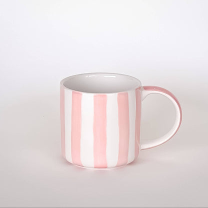 Denna mugg tar dig med på en kort resa till Italien. Med vår handgjorda keramik är varje del unik. Varje rand och glasyr är applicerad för hand. Muggen har en modern form med ett stort handtag, vilket gör den perfekt att hålla i. Idealisk för kaffe- eller teälskare och för vardagligt bruk. Randig mugg eller kaffekopp från magazin minori