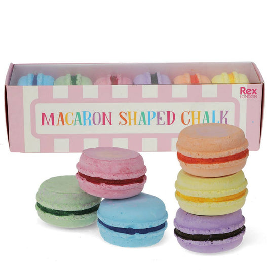 Set med sex kritor i olika färger, vardera formade som en fransk macaron. Perfekt för kreativitet — dessa roliga kritor gör det extra spännande för små händer att rita utomhus eller på griffeltavlor. 