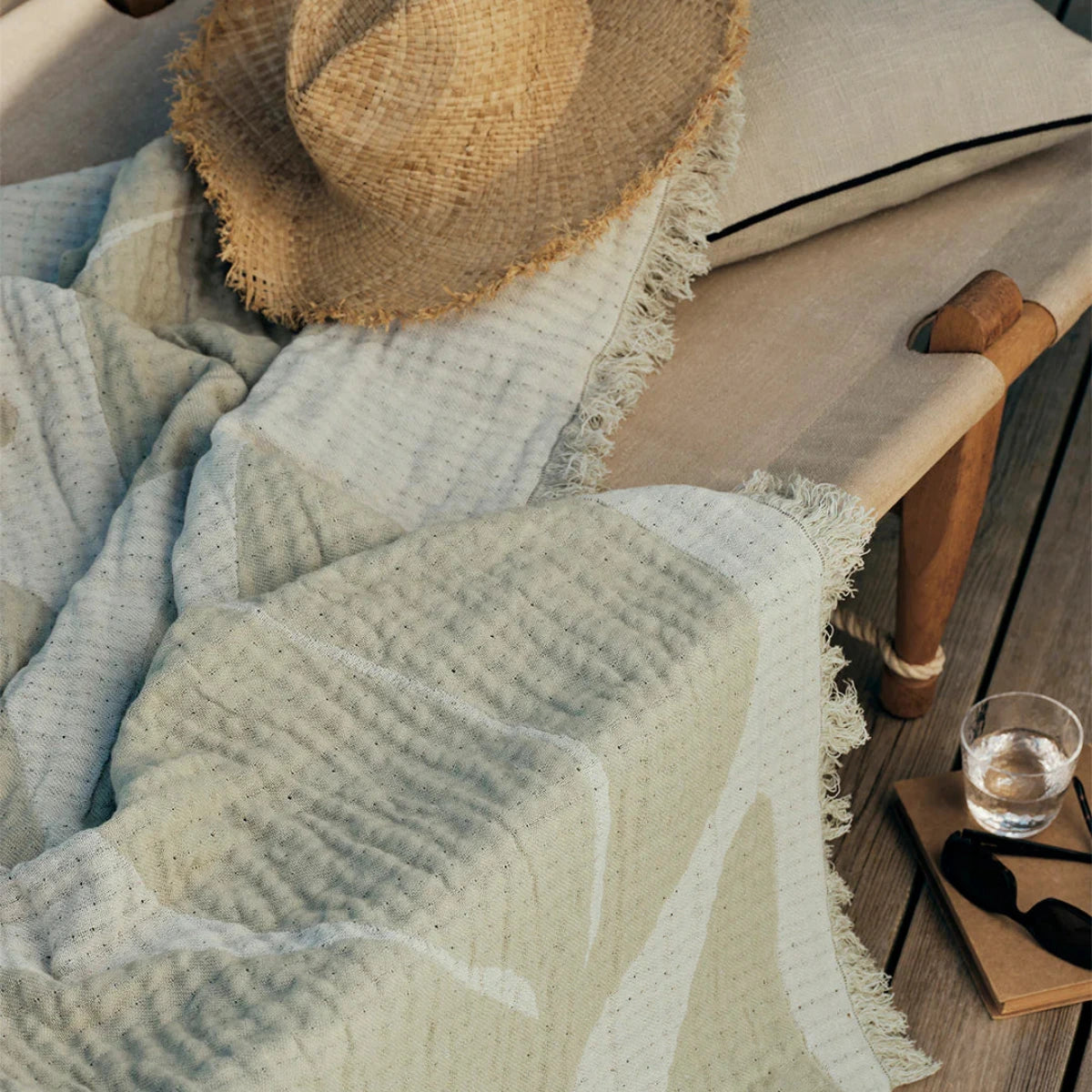 herbert pläd från broste copenhagen herbert throw, Mjuk och härlig pläd i vårens härliga, gröna färg. Svep in dig i dessa mysiga blad eller låt den smycka soffa, säng eller fåtölj. 