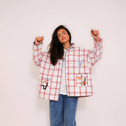 Cool rutig jacka/over shirt med westernbroderier. Här snackar vi en unik, personlig look.
Lika fin som over shirt&nbsp; eller som en tunnare jacka när vårsolen börjar titta fram.