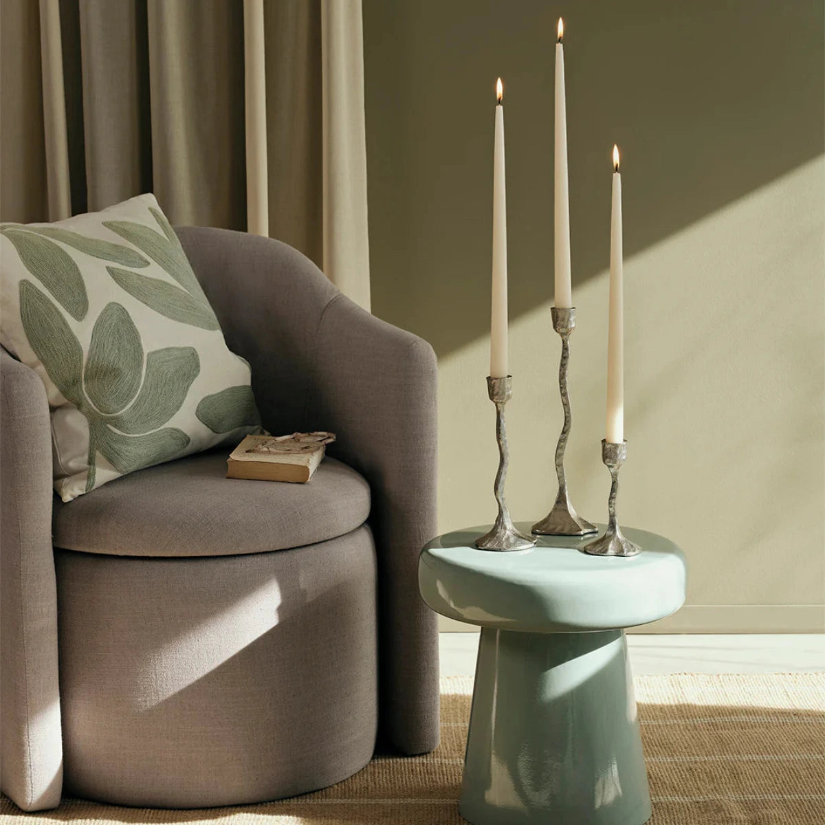 herbert kuddfodral från Broste Copenhagen, Fint broderat kuddfodral med slingrande blad i mjuk bomull. Denna ljuvliga gröna färg inreder vi gärna med i vår!