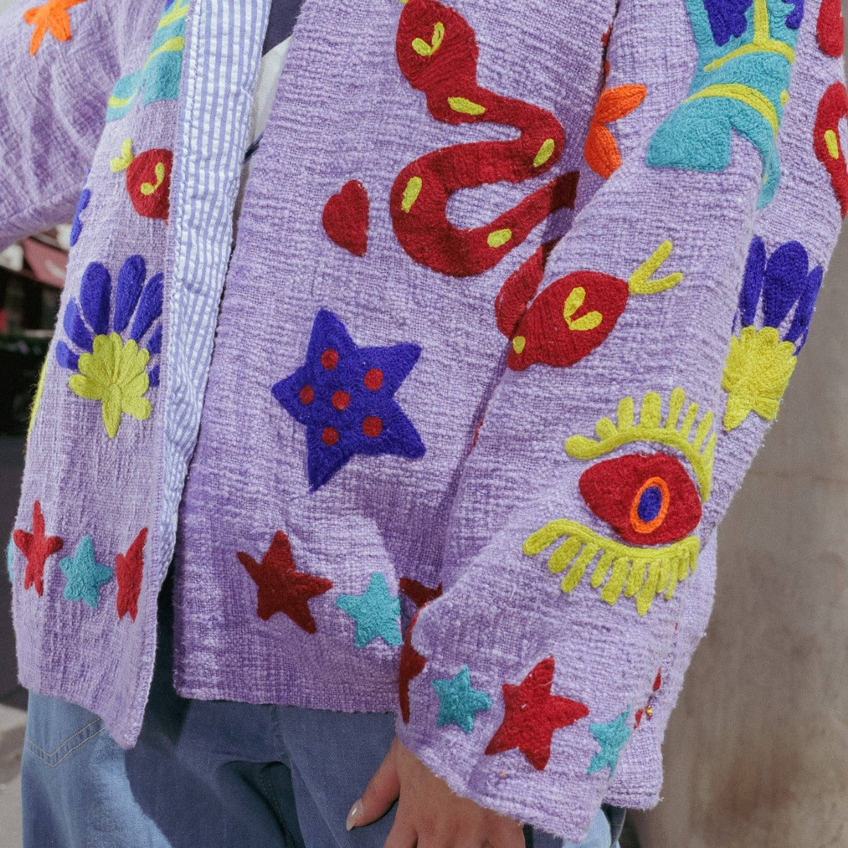 Här har du en lekfull och cool bomullsjacka dekorerad med färgglada broderier gjorda för hand. Dess rymliga och bekväma skärning gör den lättburen i vardagen. Ett markant plagg i kreativ stil, perfekt för att lyfta en enkel look.